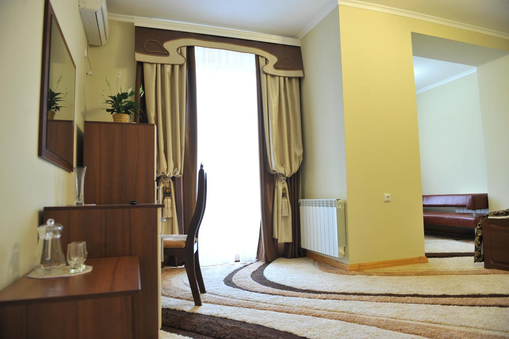 Andinna Hotel Cernăuți Exterior foto